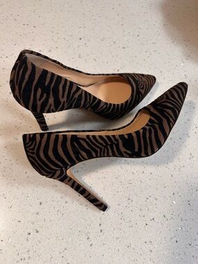 Vince Camuto Zebra Print Heels Textured Pointed Toe Heels Stiletto Size 8.5